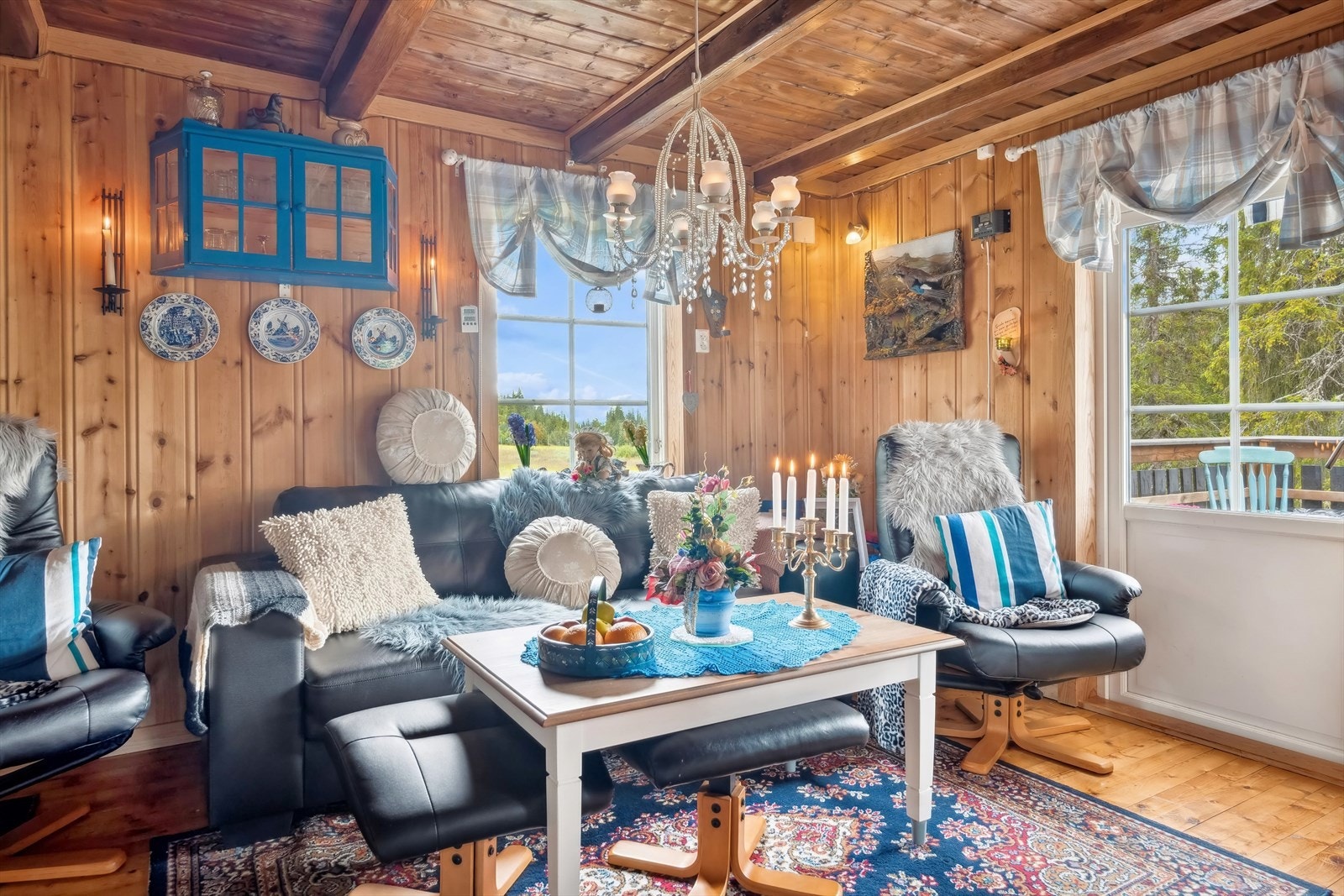 Fra rommet er det også utgang til en flott veranda. Galleribilde