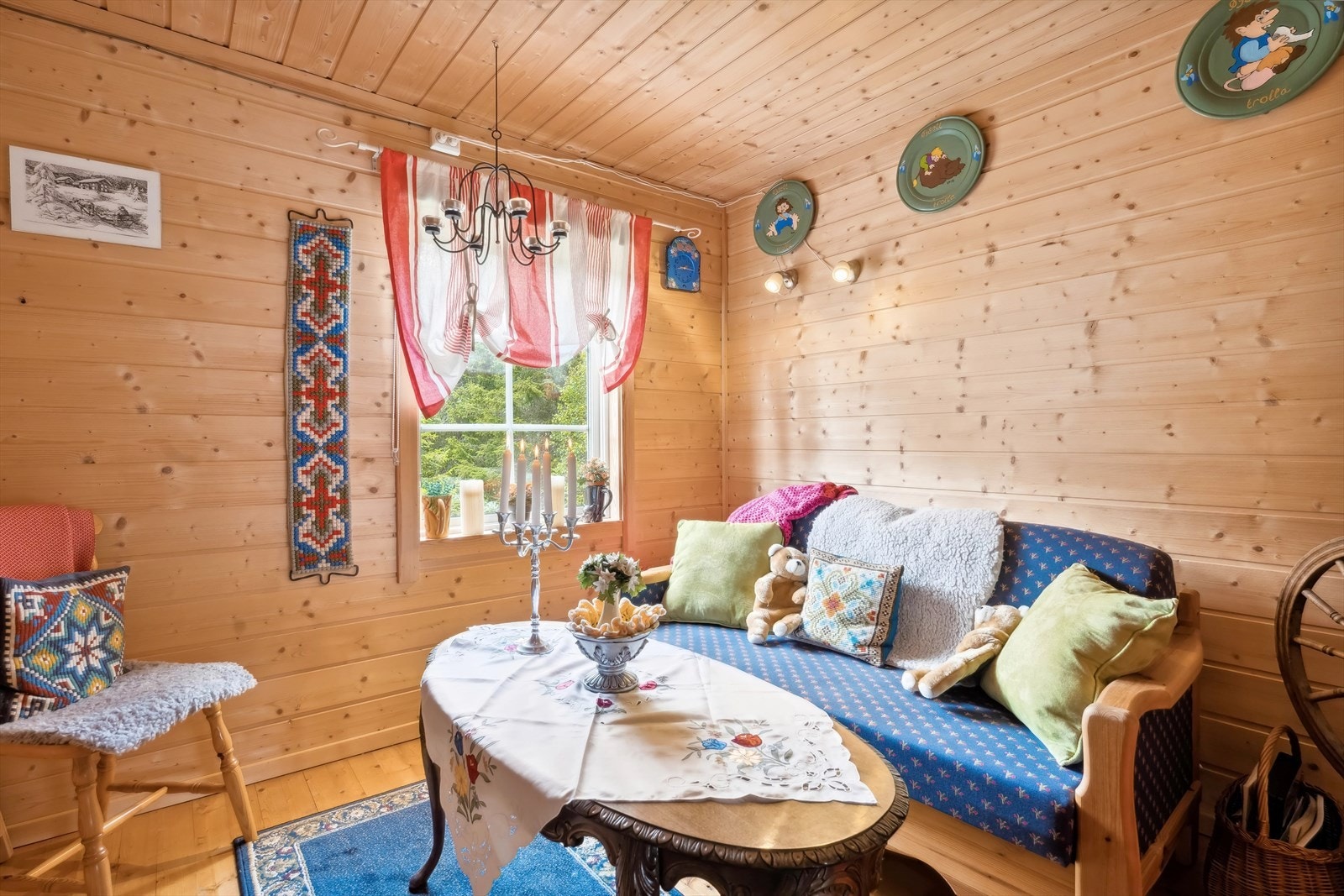Ett av rommene er innredet med dobbeltseng, det andre er i dag innredet med sofa. Galleribilde