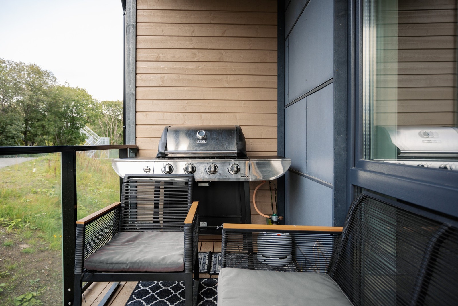 Utgang til en praktisk og nord-vest vendt balkong Galleribilde