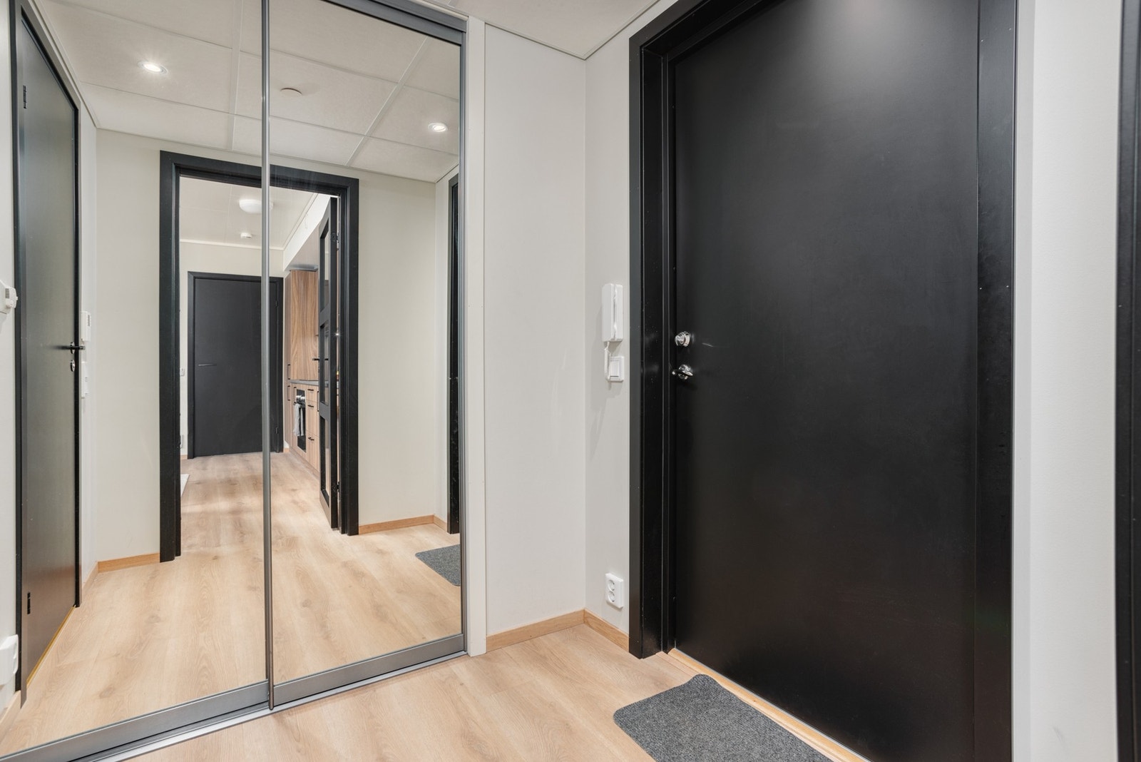 Entré - Praktisk oppbevaringsplass i garderobe samt varme i gulv Galleribilde