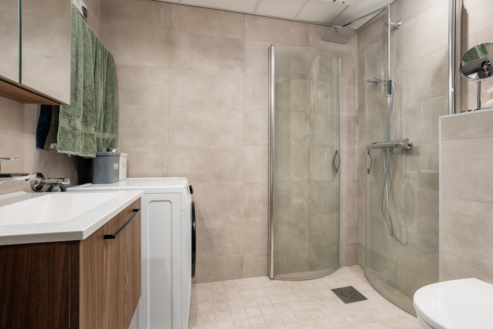 Badet har høy kvalitets fliser utenom standard leveranse for disse leilighetene, både på vegger og gulv Galleribilde