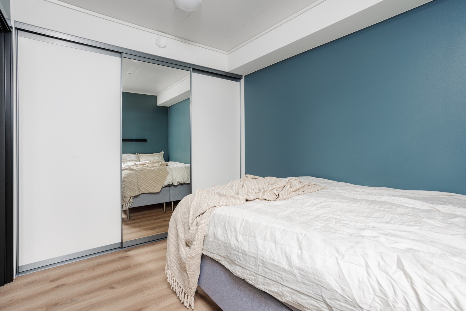 Romslig garderobeløsning medfølger Galleribilde