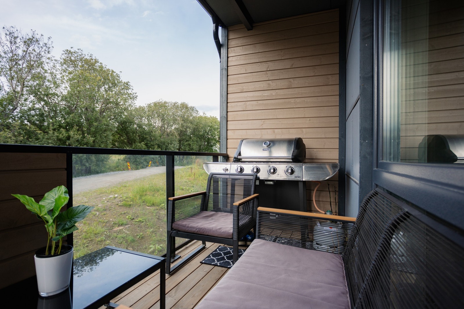 Fleksibel balkong med plass til grill, planter eller annet ønskelig møblement Galleribilde