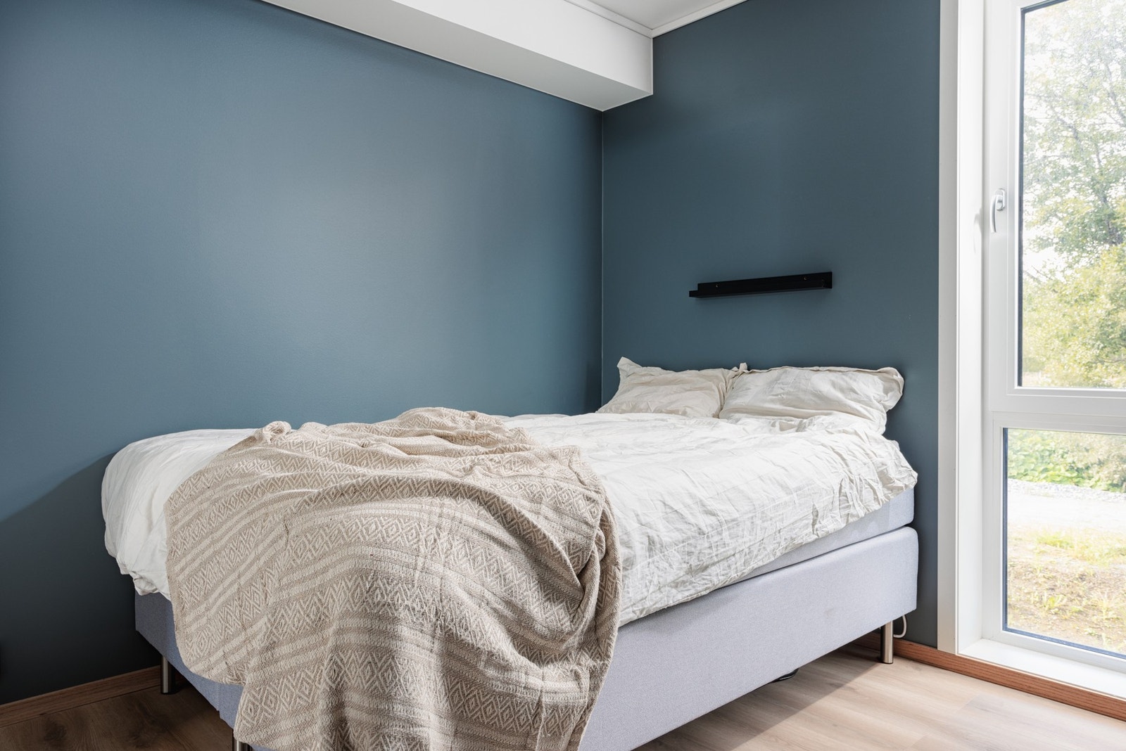 Soverom med god størrelse i flotte kontraster Galleribilde