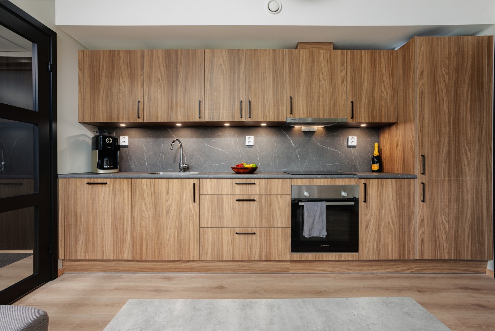 Elegant og stilfult kjøkken med oppgraderte fronter Galleribilde