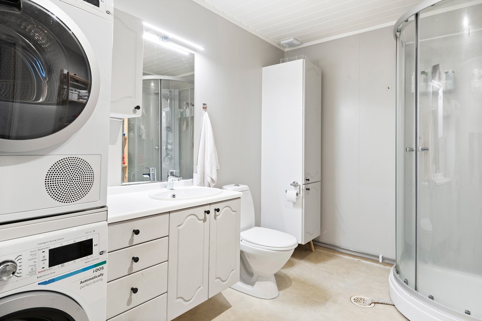 Romslig dusjbad/wc med plass og opplegg for vaskemaskin Galleribilde