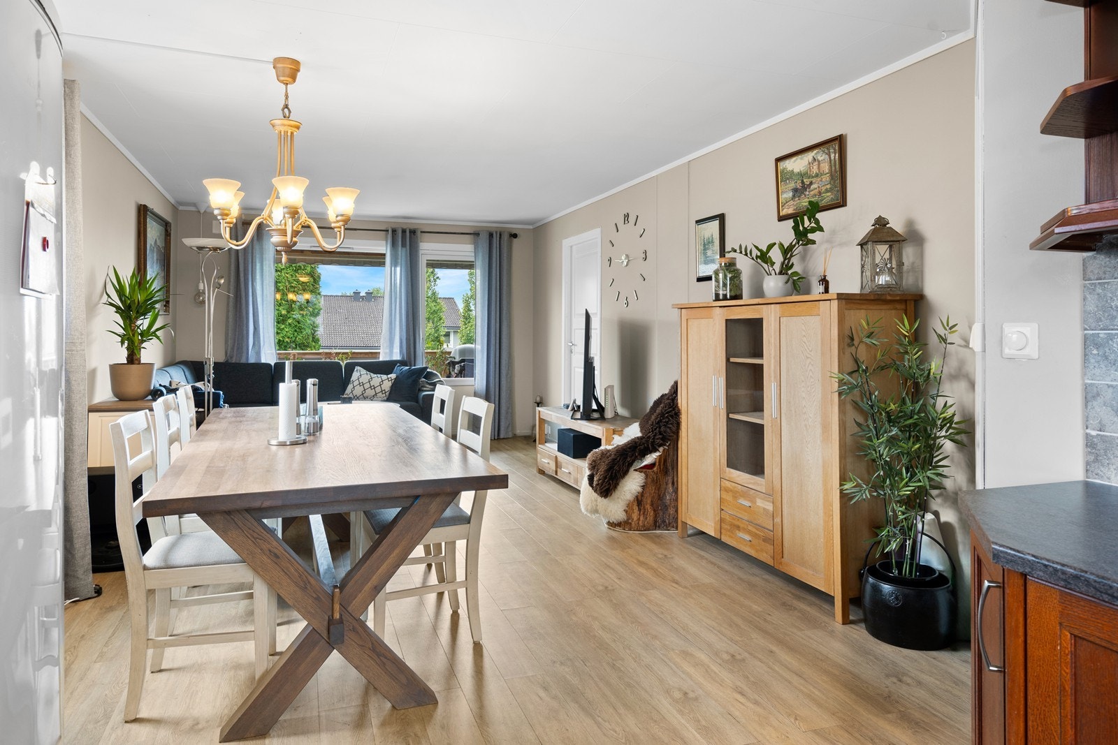 Del av stuen - sett fra kjøkkenet Galleribilde