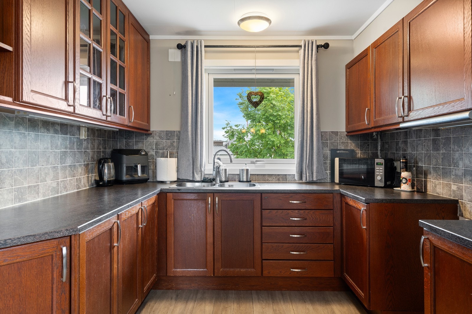 Kjøkkenet er åpent mot stue. Godt med skap- og benkeplass. Galleribilde