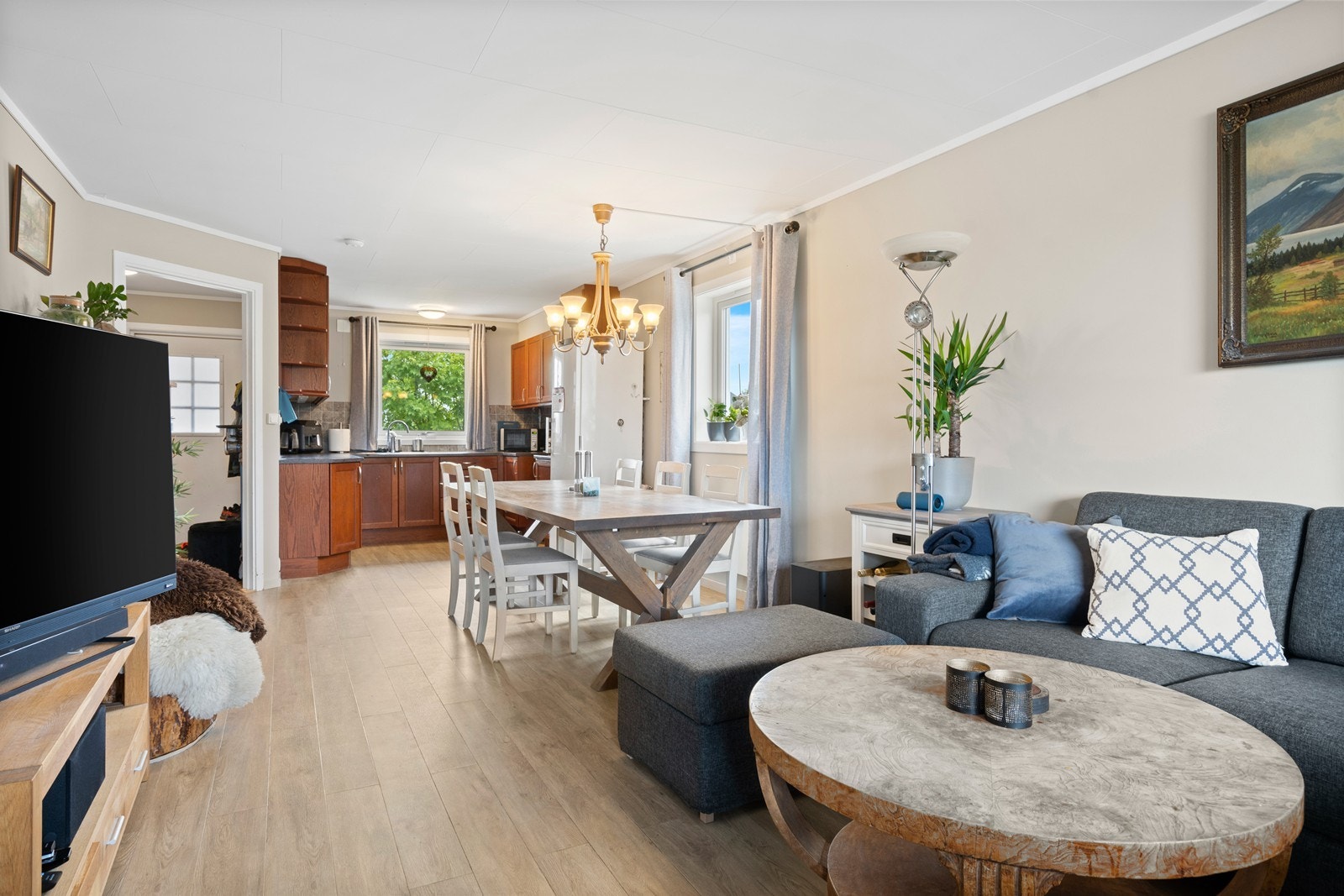 Stuen med god plass til salong og spisegruppe. Galleribilde