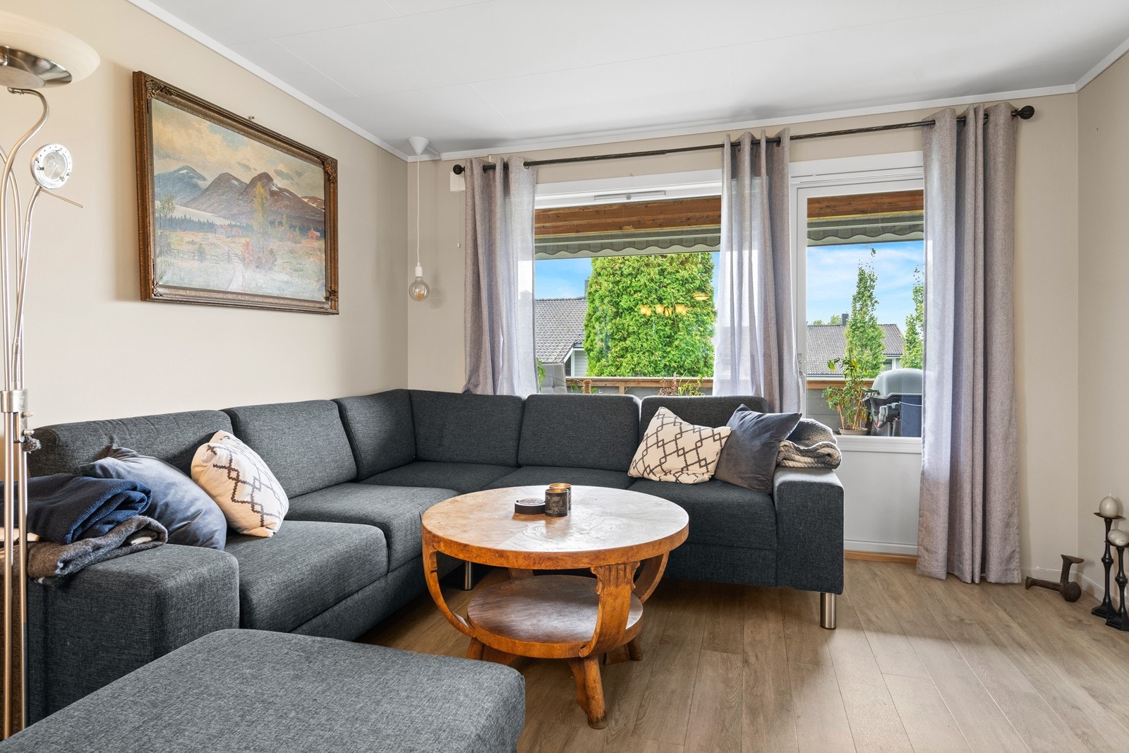 Del av stuen - utgang til solrik balkong Galleribilde