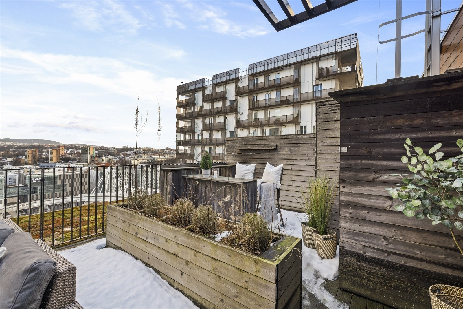 Blomsterkasser og barløsning følger med salget. Galleribilde