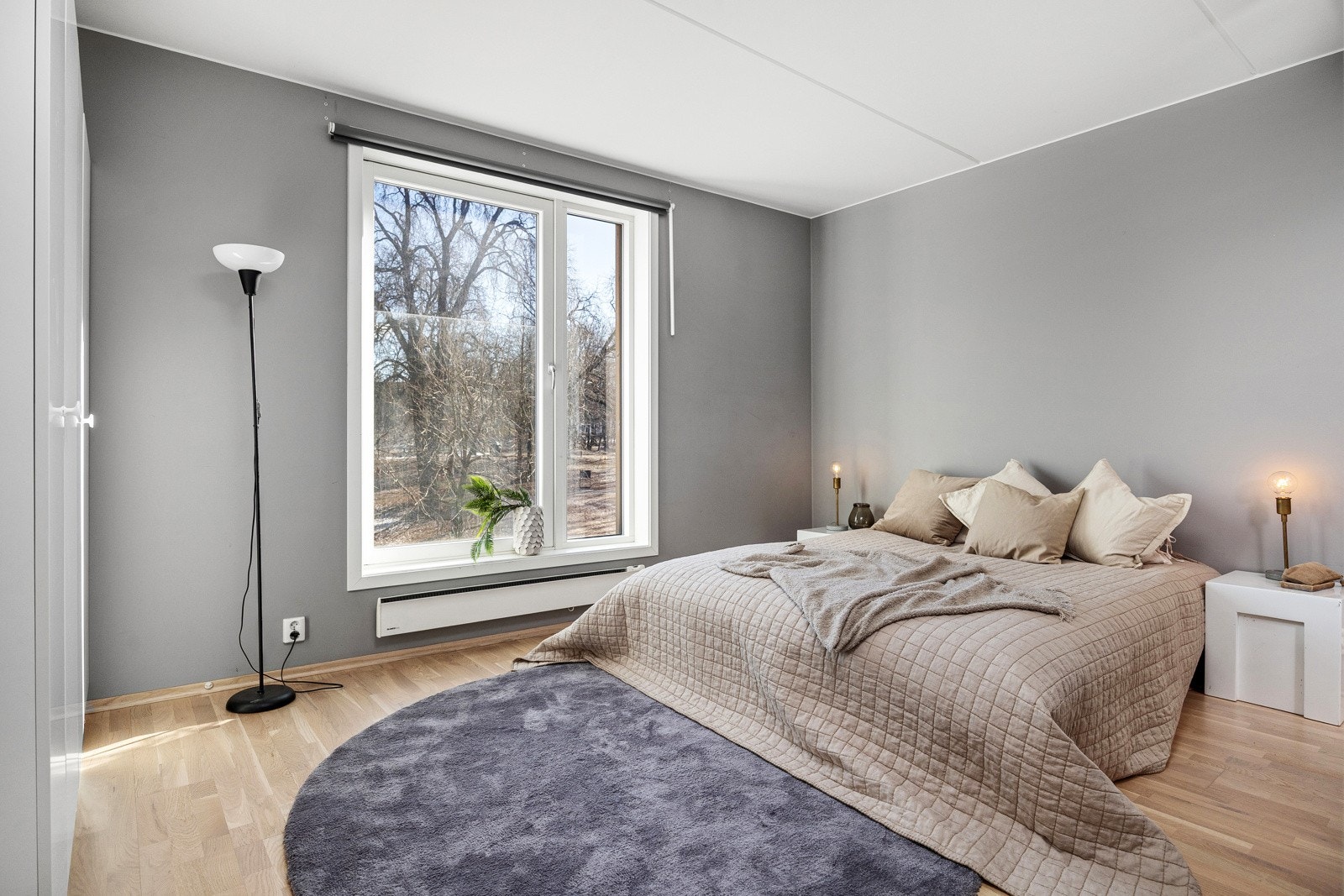 Romslig og delikat hovedsoverom med god plass til dobbeltseng. Galleribilde