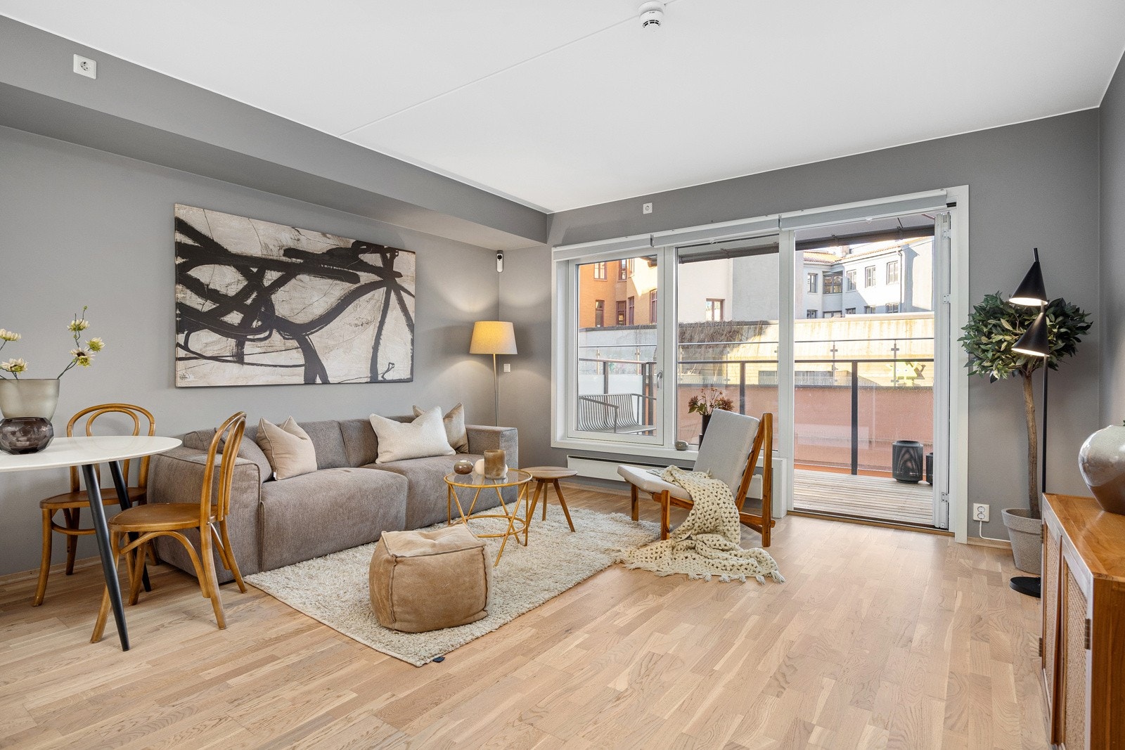 Lys og innbydende stue. Galleribilde