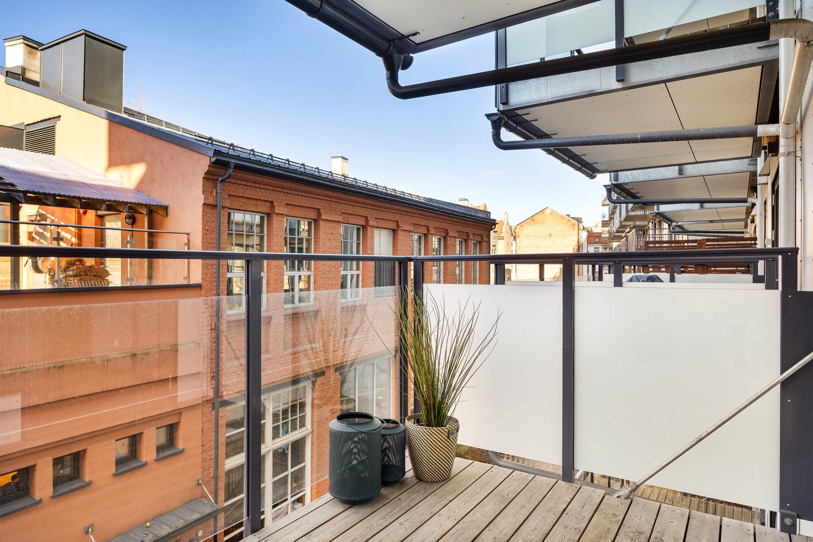 Utgang til solrik, vestvendt balkong på ca. 8 kvm. God plass til å innrede balkongen med utemøbler. Galleribilde