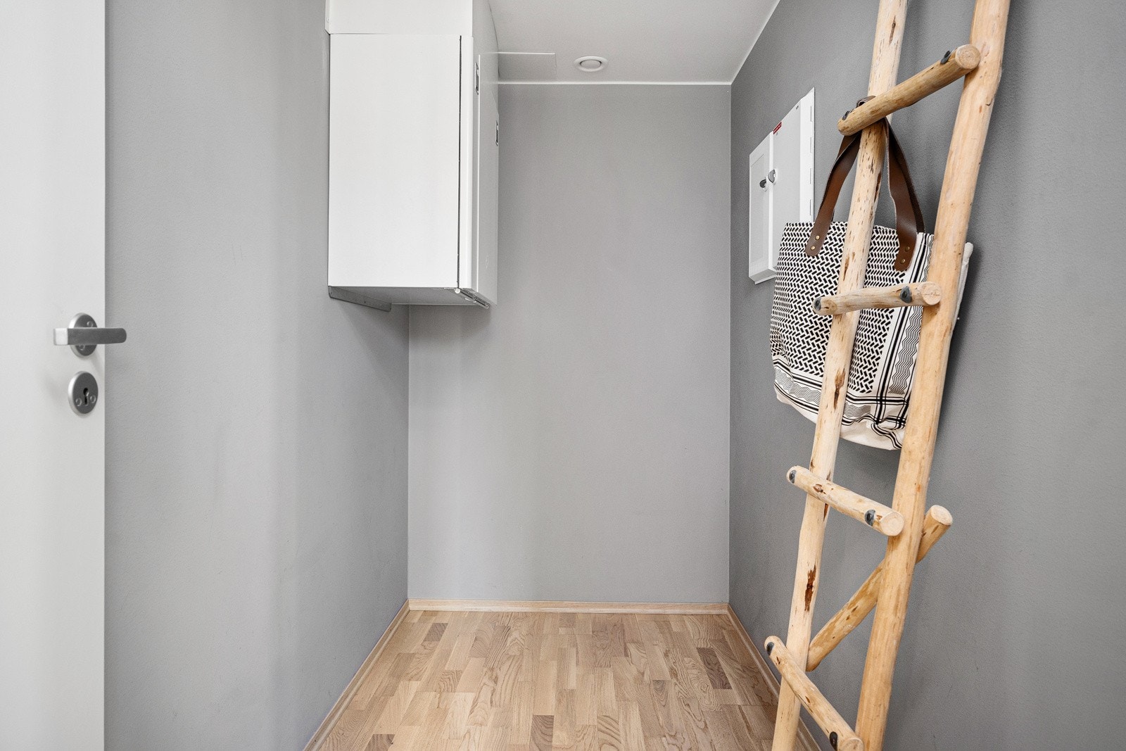 Med sine ca. 4 kvm er det god plass til praktiske oppbevaringsløsninger. Galleribilde