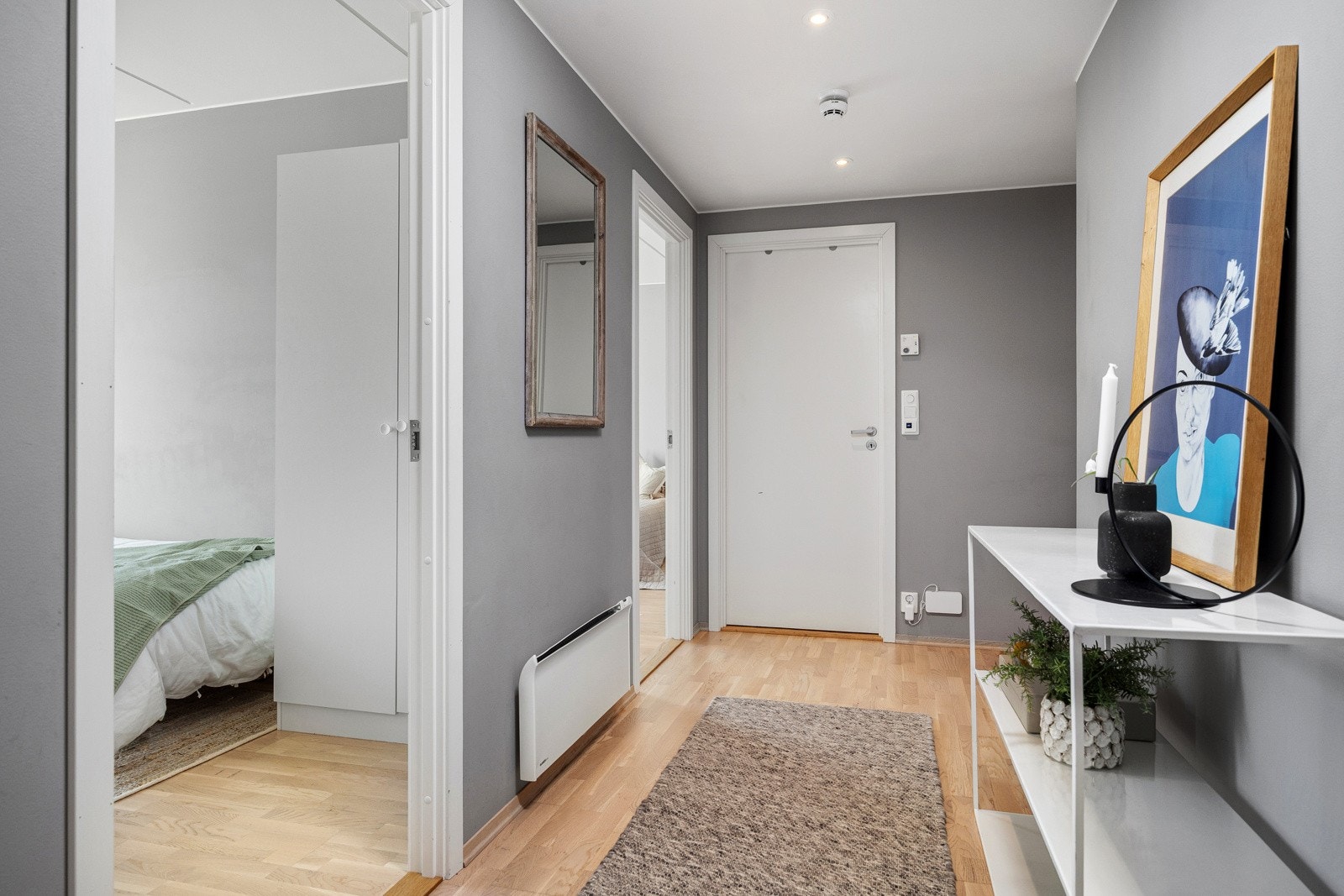 Lys og praktisk entré/gang med god oppbevaringsplass. Galleribilde