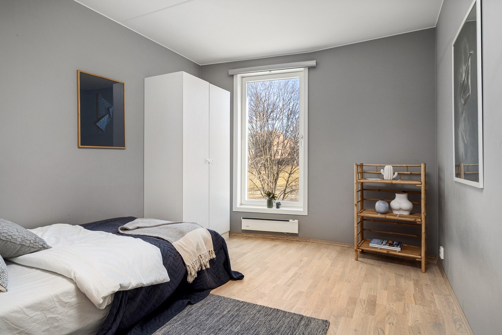 God størrelse på soverom 2. Enkelt garderobeskap, samt god plass til ytterligere oppbevaringsløsninger. Galleribilde