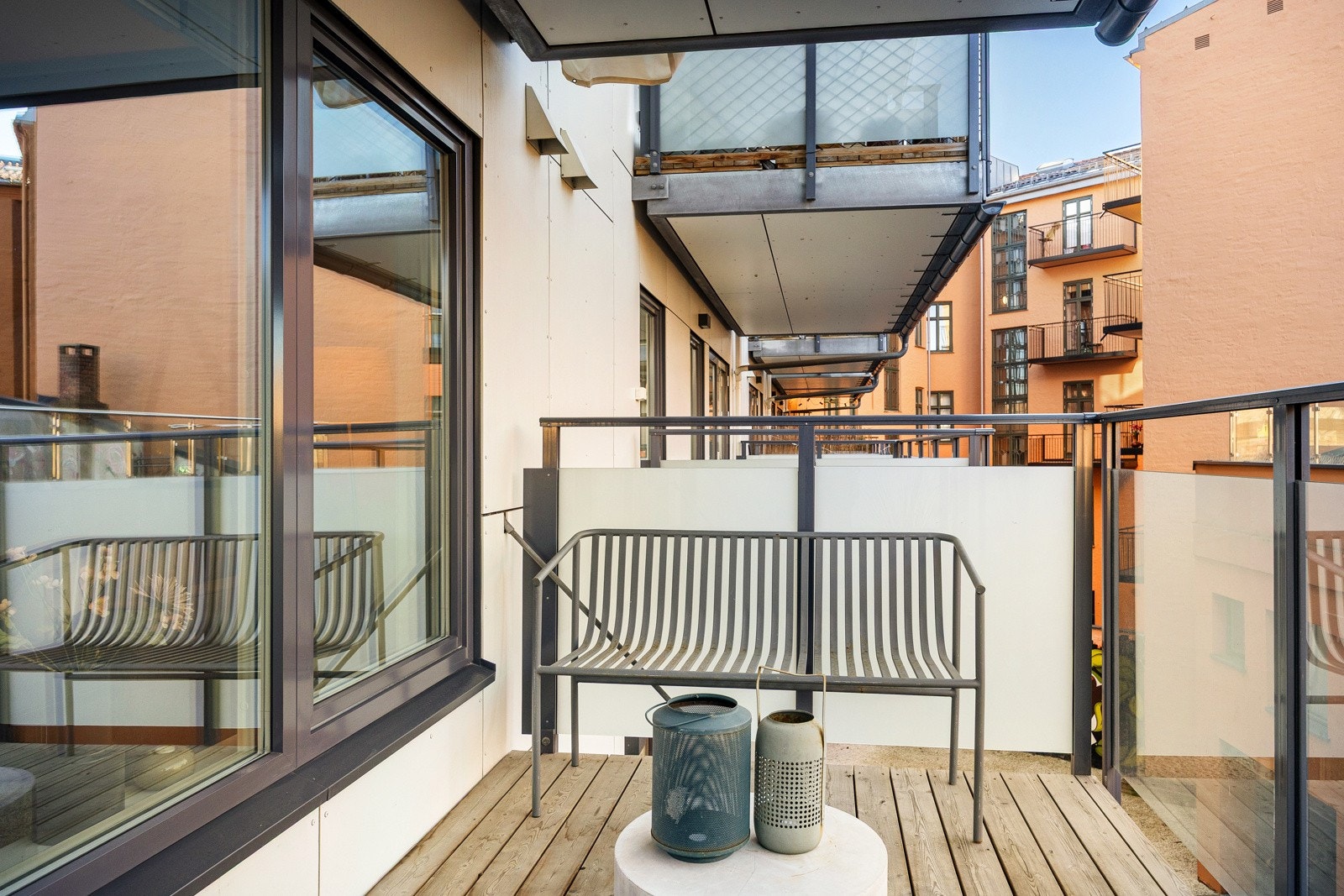 Gulvet på balkongen er lagt med terrassebord. Galleribilde