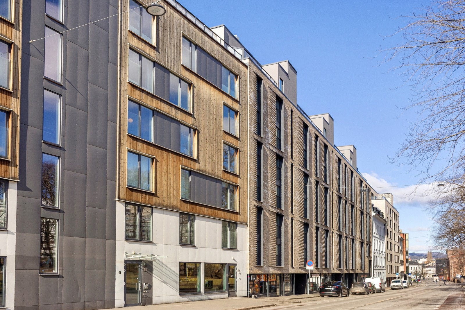 Herfra er det kort vei til Bjørvika og Oslo S via de to broene som binder Gamlebyen sammen med Bjørvika. Galleribilde