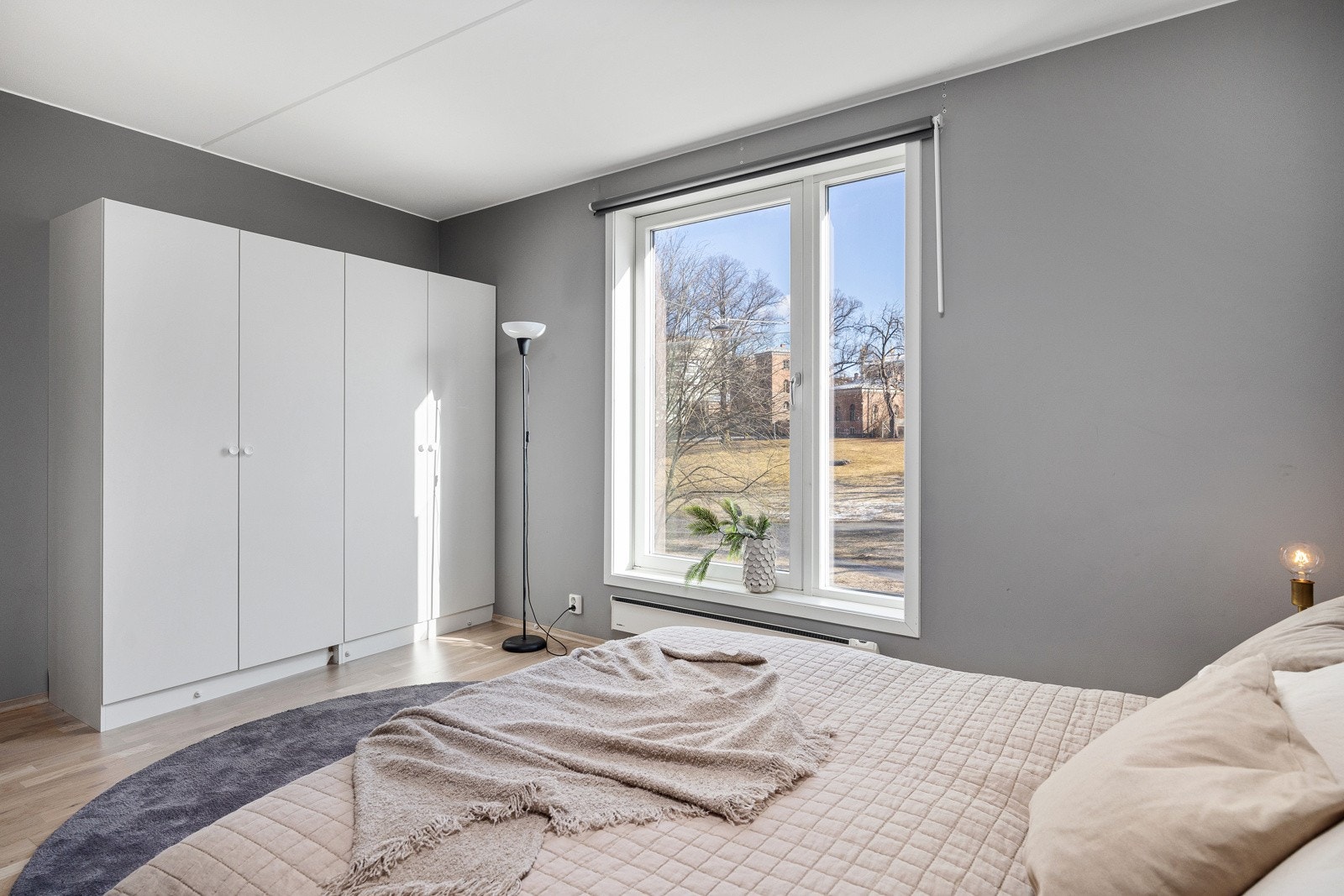 Mye lagringsplass i dobbelt garderobeskap. Galleribilde