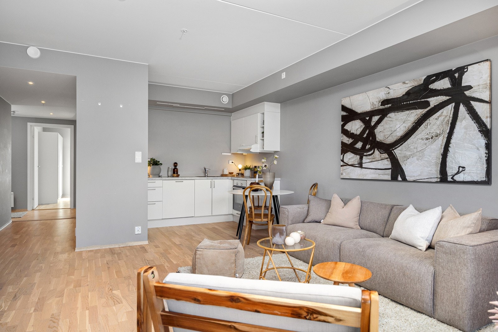 Moderne stue med veleget plass til sofagruppe og tilhørende møblement. Galleribilde