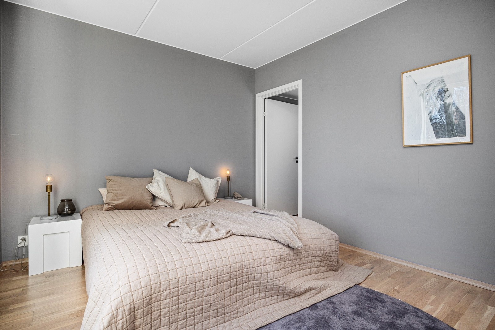 Direkte tilknytning til et praktisk walk-in / innvendig bod. Galleribilde