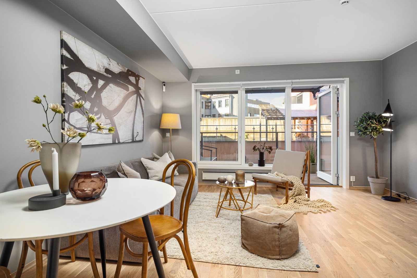 Rikelig med lys fra store vindusflater. Galleribilde