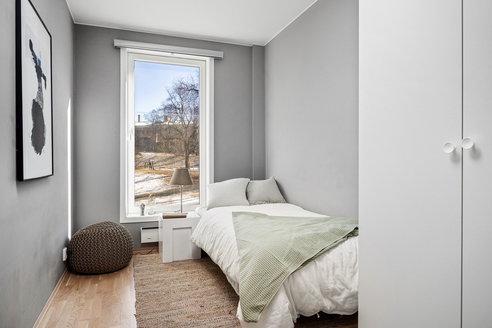 Soverom 3 med plass til seng og ulike oppbevaringsløsninger. Galleribilde