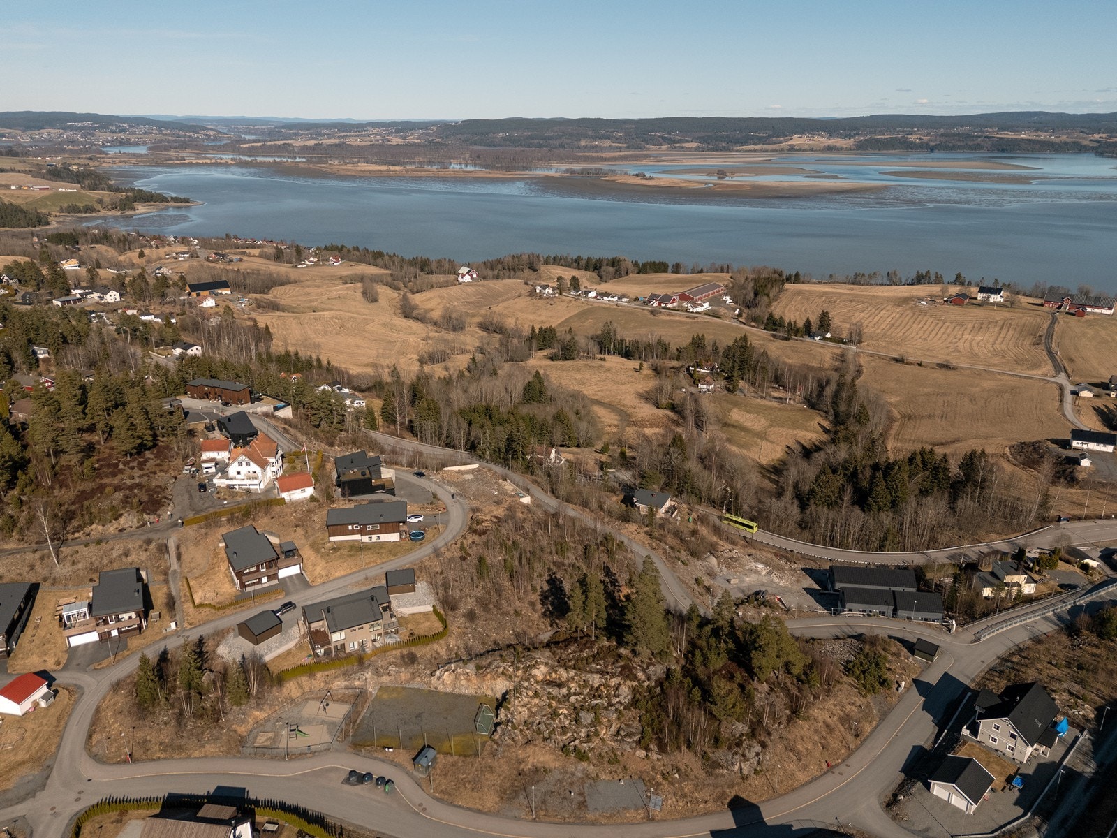 Det er gangavstand til offentlig transport, med ca 8-9 minutter spasertur til nærmeste bussholdeplasser, Bye og Fjellstadfeltet hvor det går busser til Lillestrøm, Enebakk og Oslo hele dagen. Galleribilde