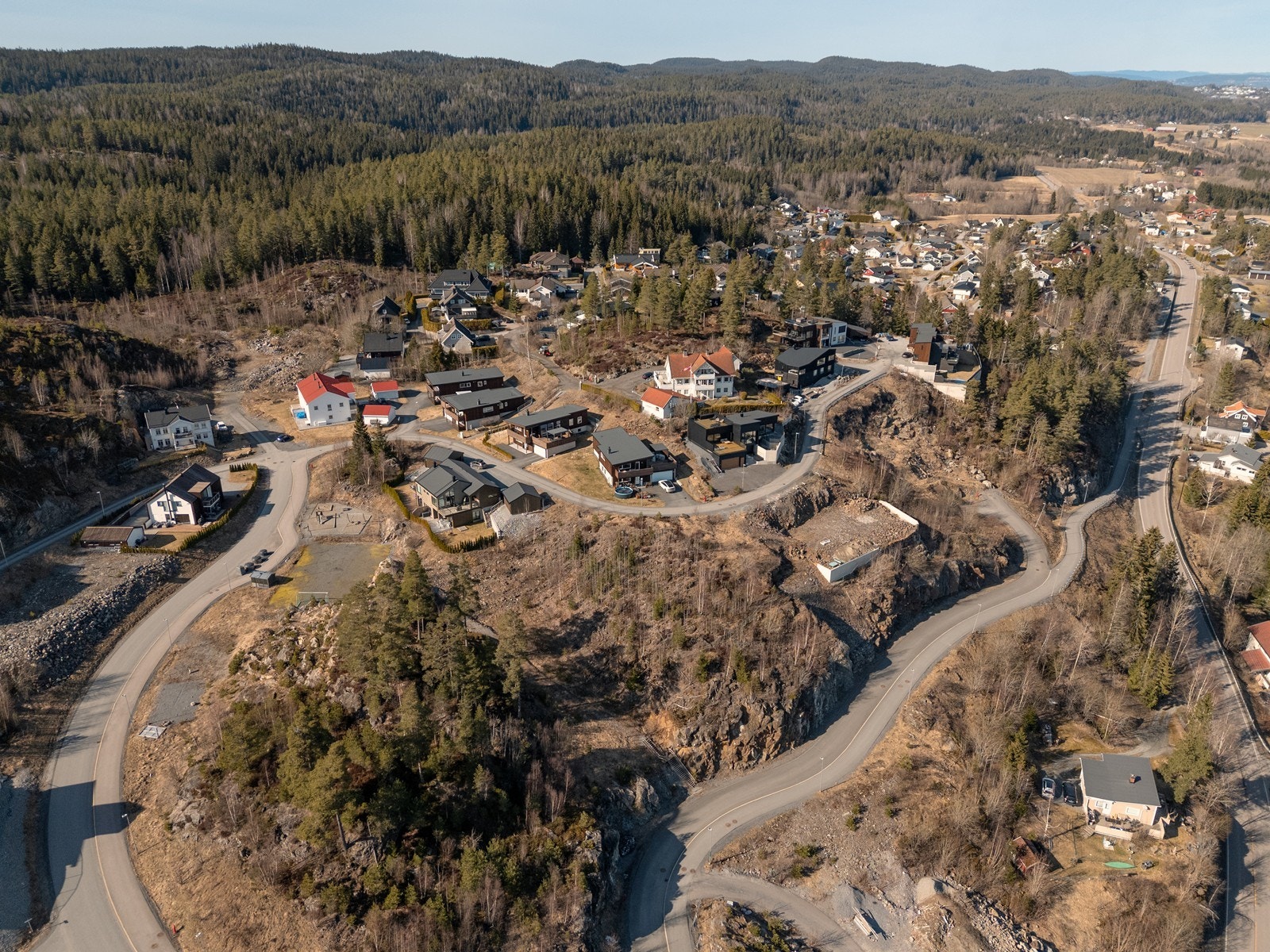 Rett nedi gaten er det lekeplass og en enkel fotballbane med ett mål som er perfekt for barnas lek og utfoldelse. Galleribilde