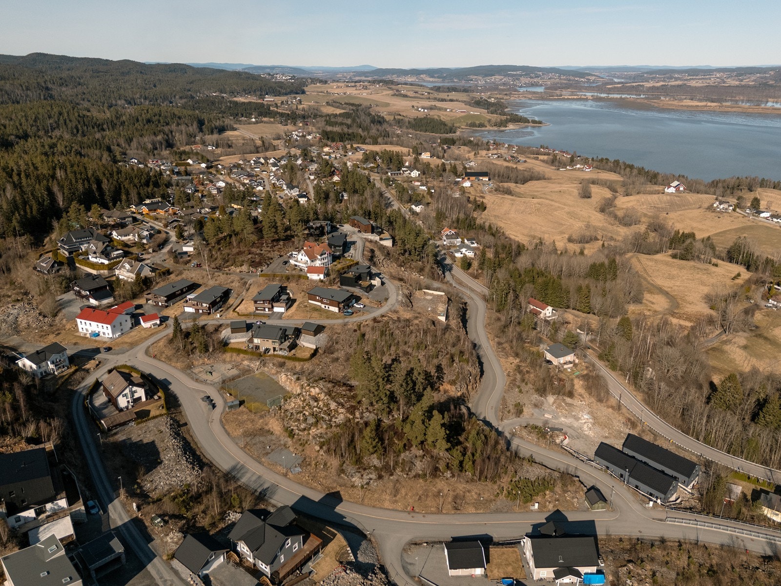 Med et tomteareal på 1 001,8 m² har du rikelig med plass til å realisere en trivelig og romslig familiebolig - med god boltreplass både inne og ute. Galleribilde