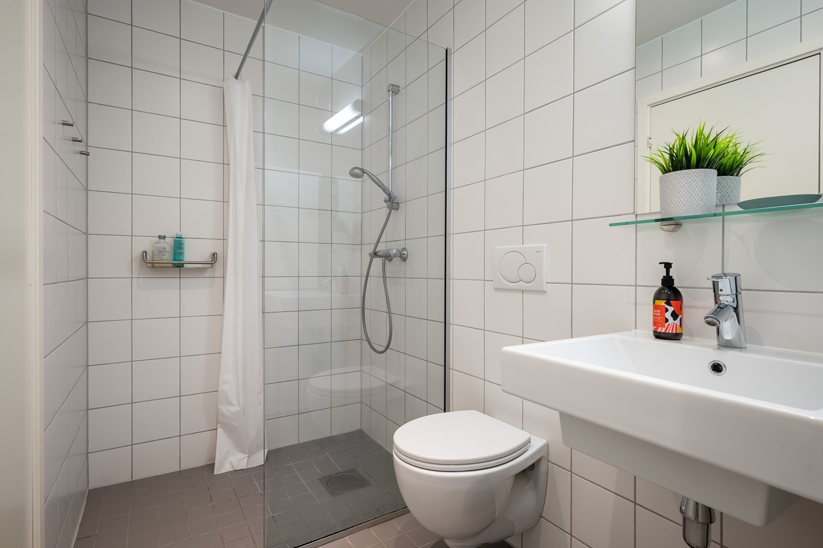 Pent flislagt baderom med varmekabler i gulvet. Galleribilde