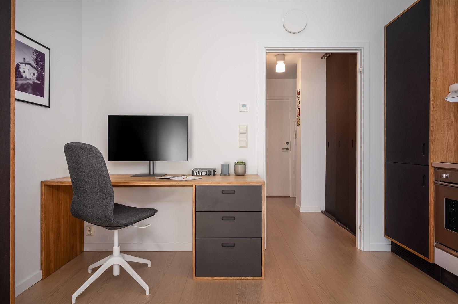 God mulighet for hjemmekontor ved kontorpult i hjørnet av stuen. Galleribilde