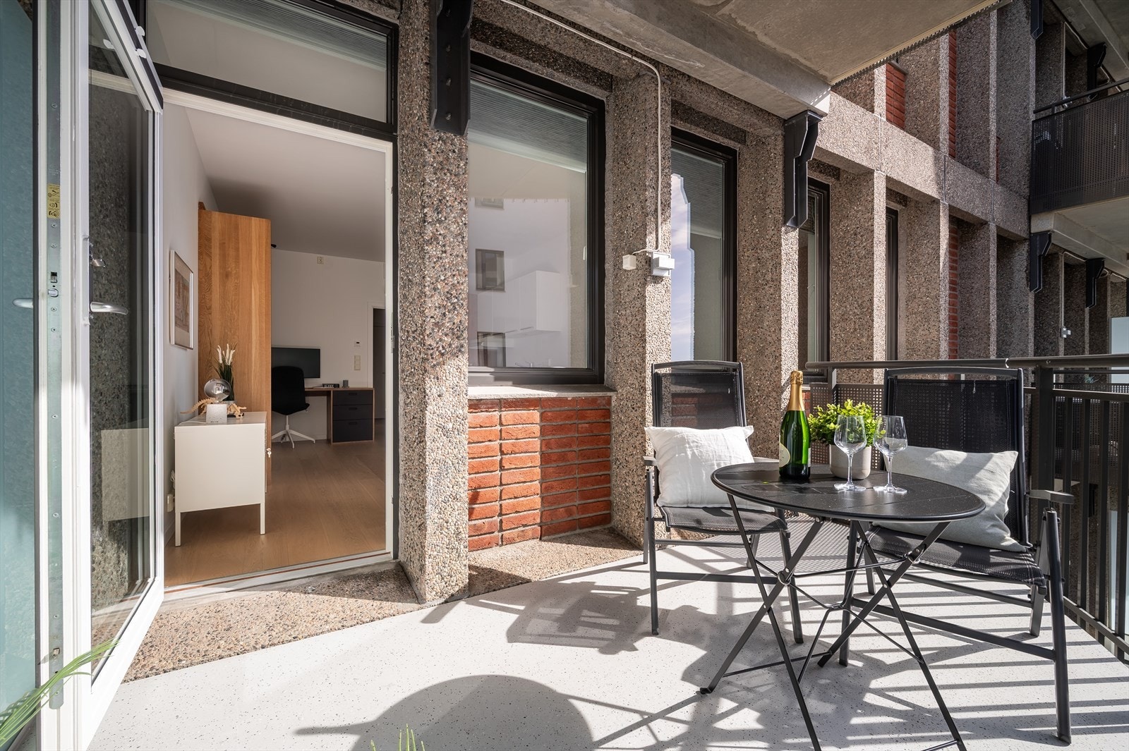 Felleskostnadene inkluderer fyring, varmtvann og internett. I tillegg disponeres det felles takterrasser, smørebod og sykkelparkering i borettslaget. Galleribilde