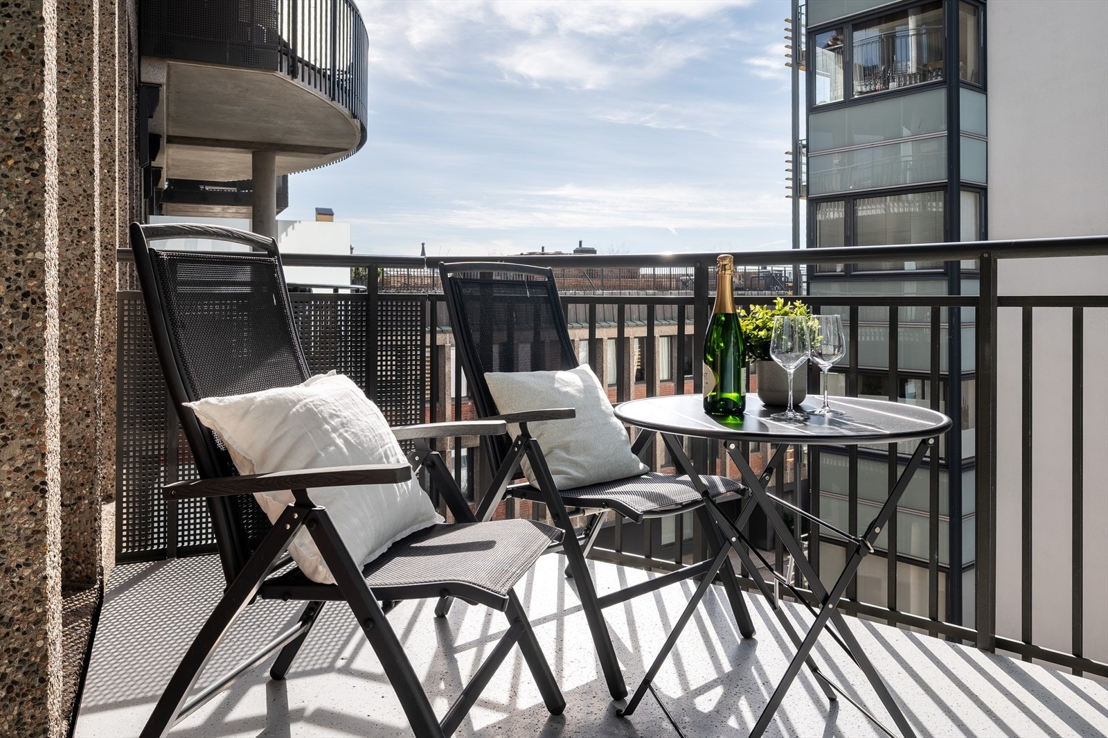 Balkongen er vendt inn mot en rolig og trafikkfri gågate. Her kan du enkelt innrede med diverse utemøbler for et hyggelig oppholdssted. Galleribilde