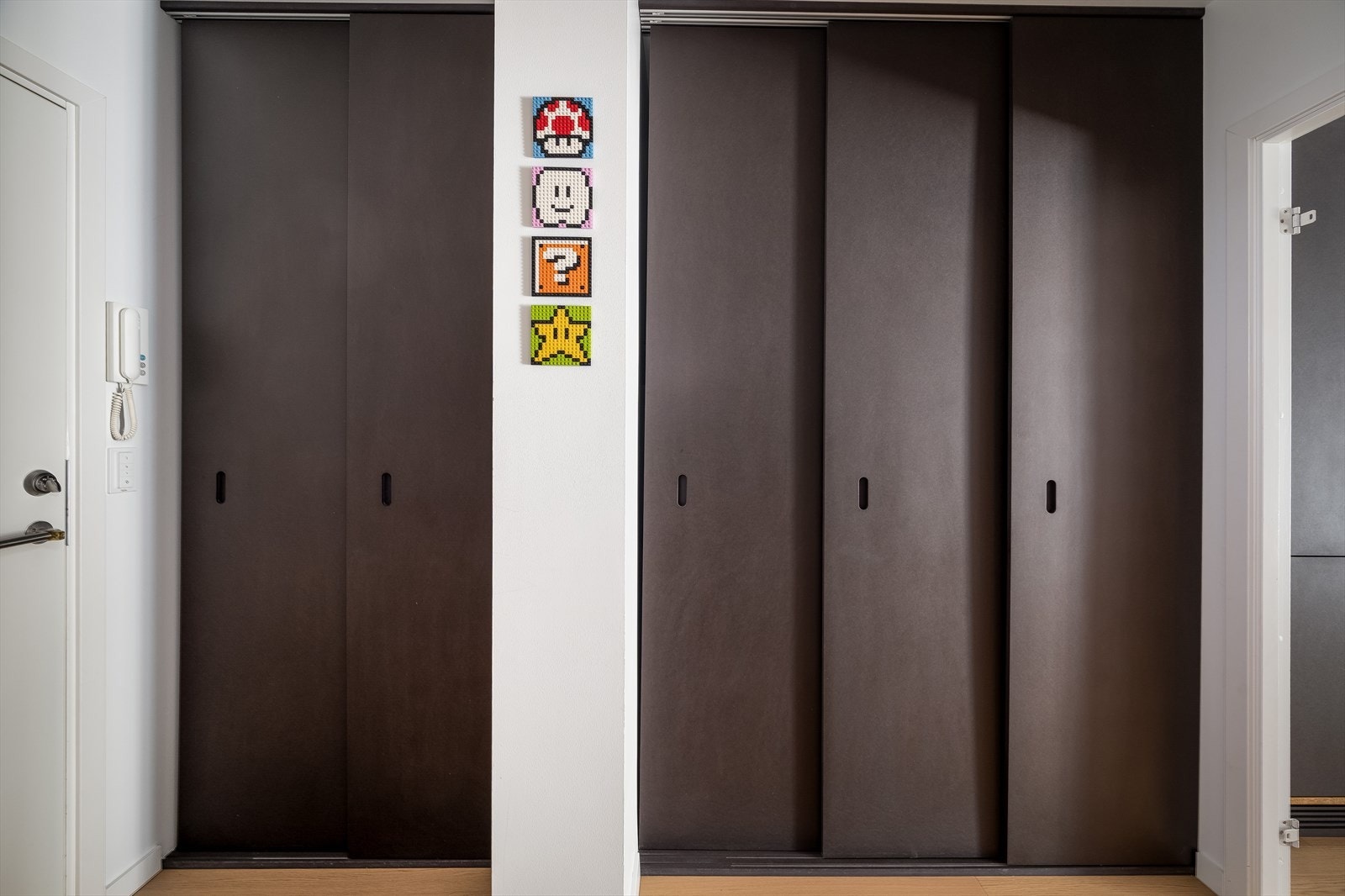 Innbydende entré med dørcalling og to plassbygde skyvedørsgarderober med lekker finish. Rikelig med oppbevaring. Galleribilde