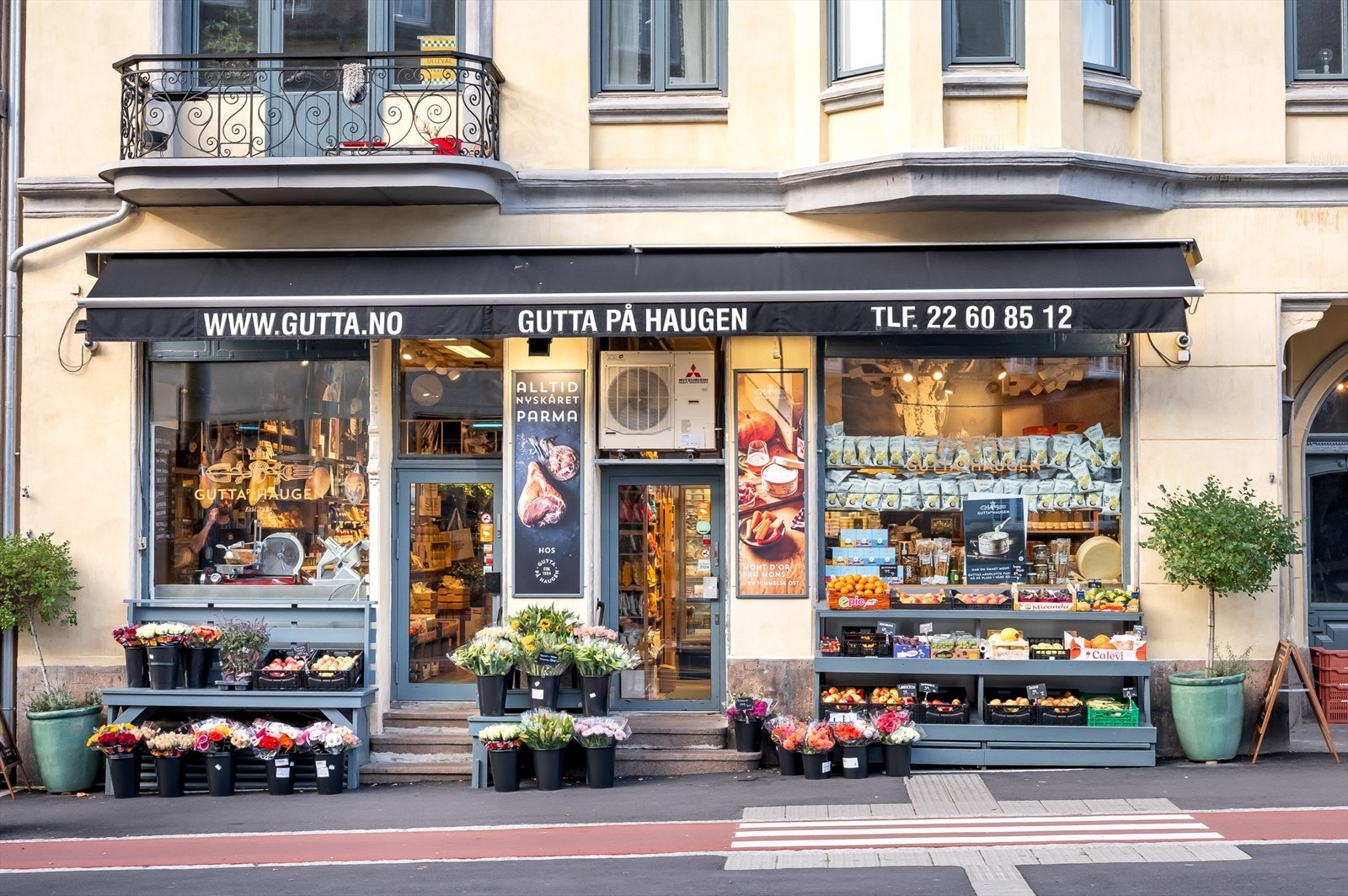 Nærområdet kryr av populære serveringssteder, blant annet gutta på haugen. Galleribilde