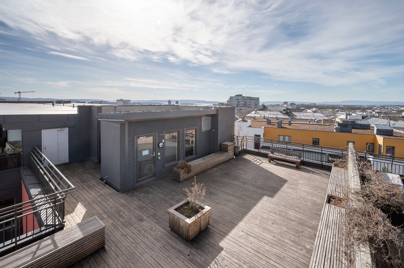 Herlig utsikt sett fra en av de to felles takterrassene. Galleribilde