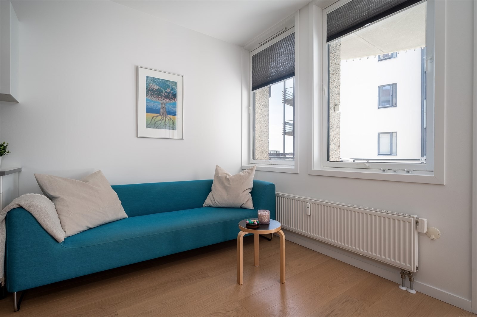 Store vindusflater ved stuen bidrar til at leiligheten oppleves som lys og luftig. Galleribilde