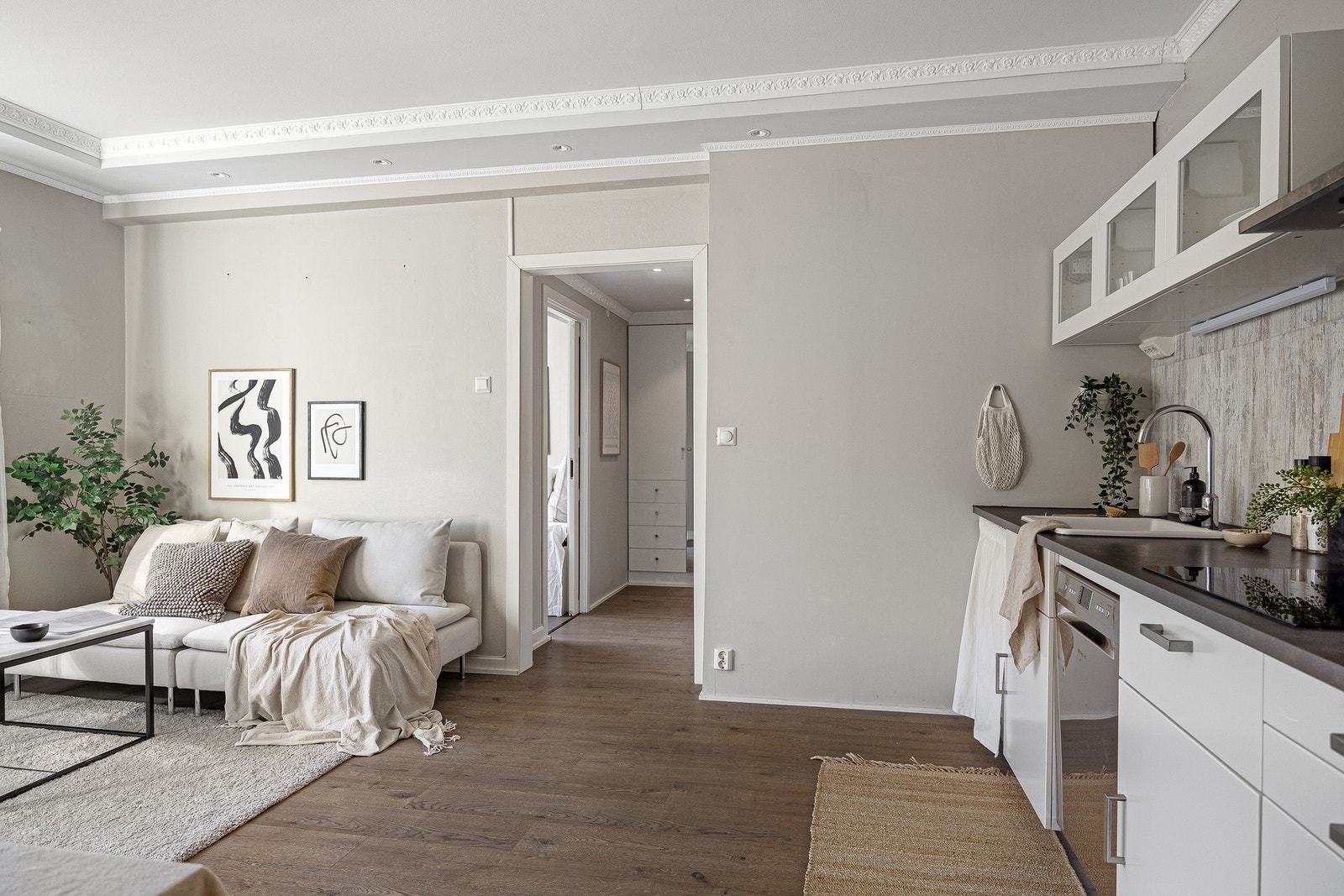 Stue og kjøkken i åpen sosial løsning. Galleribilde