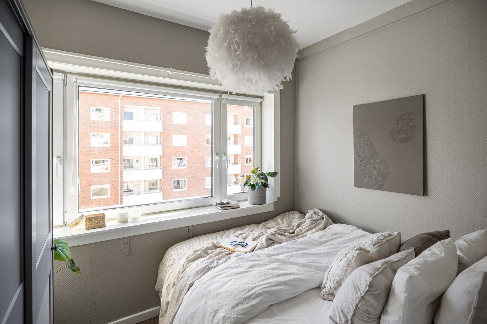 Soverom vendt mot rolige Laura Gundersens gate. Galleribilde