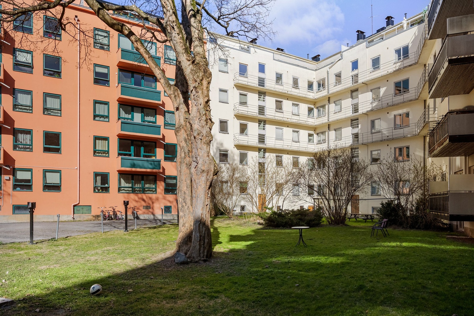 Hyggelig, pent opparbeidet gårdsrom. Galleribilde