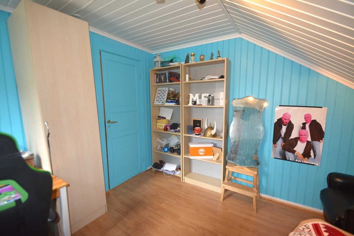 Godt med plass til både seng, pult og skap. Galleribilde