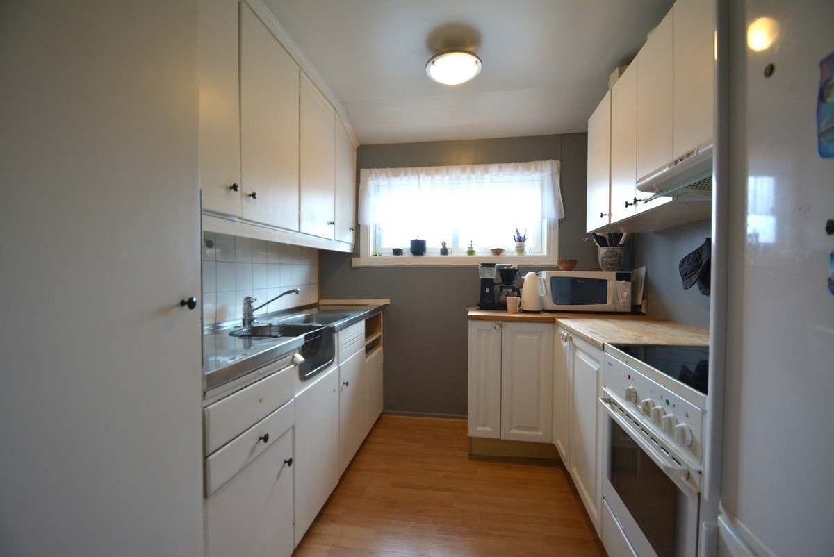 Kjøkkenet oppleves som lyst. Galleribilde