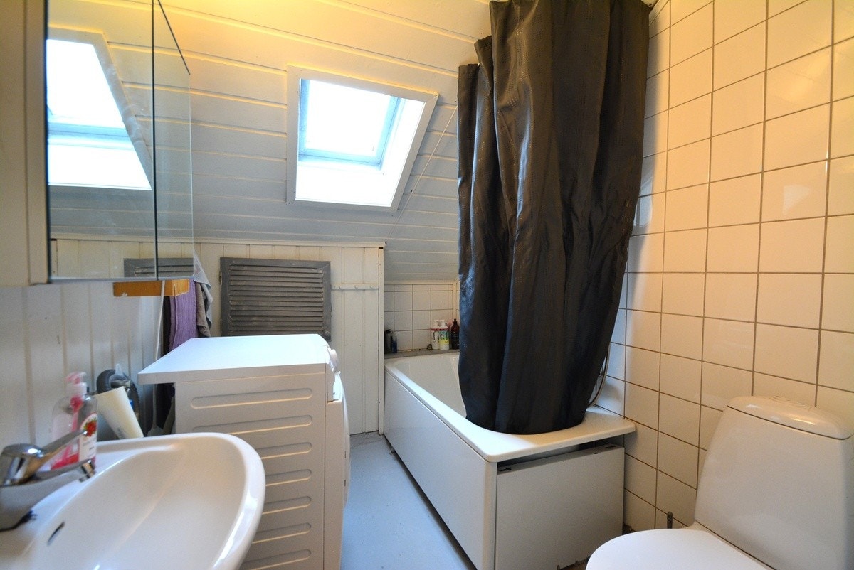 Badet er på 5 kvm og har et integrert lite skap. Galleribilde