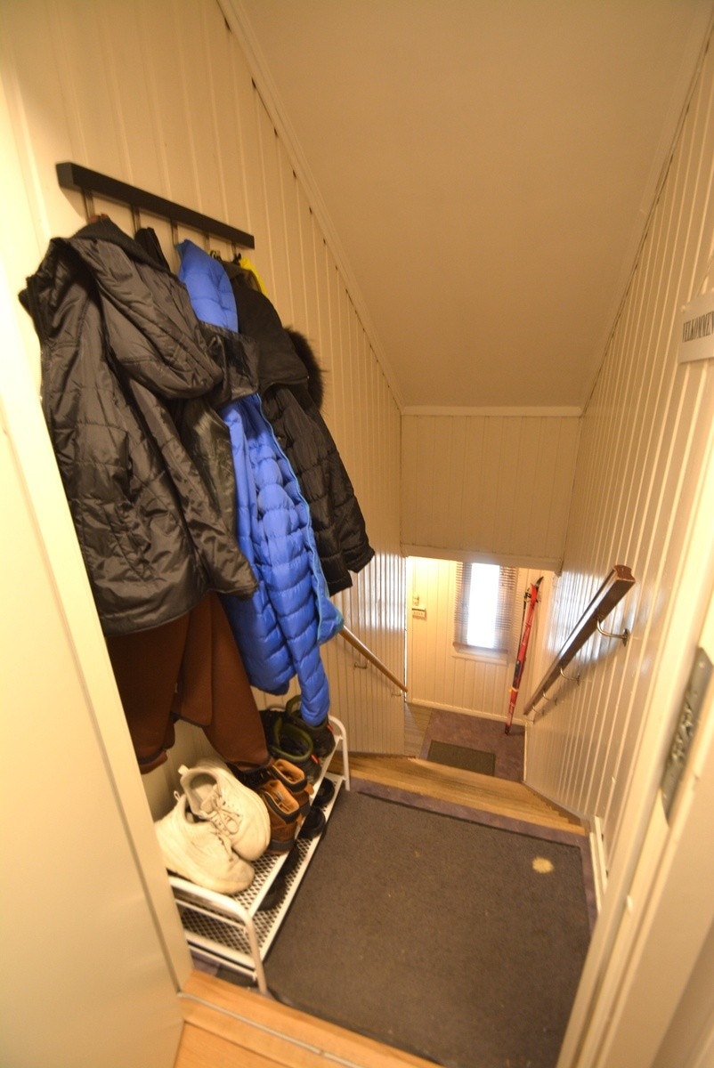 Gangen opp til leilligheten. Plass til å henge fra seg klær og sette fra seg sko. Galleribilde