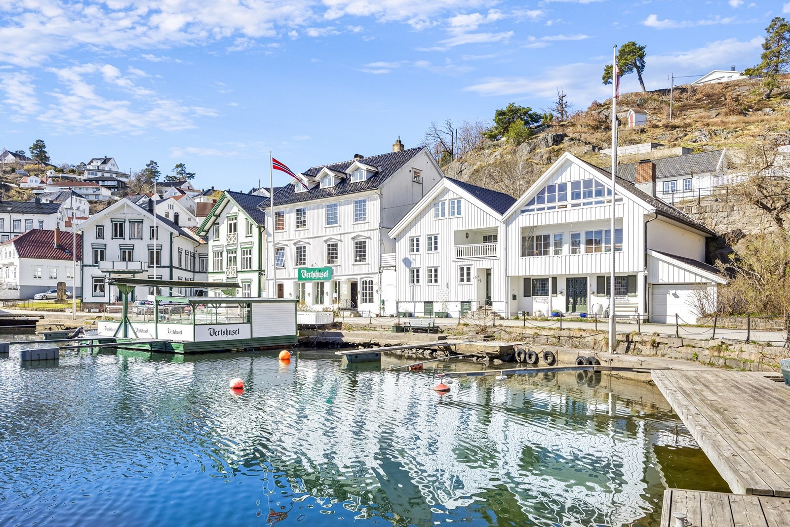 Sentralt beliggende med utsikt og full oversikt utover havna. Her kan man rusle til bakeren og kjøpe ferske bakervarer, for deretter å ta en tur med båten fra brygga rett foran huset. Galleribilde