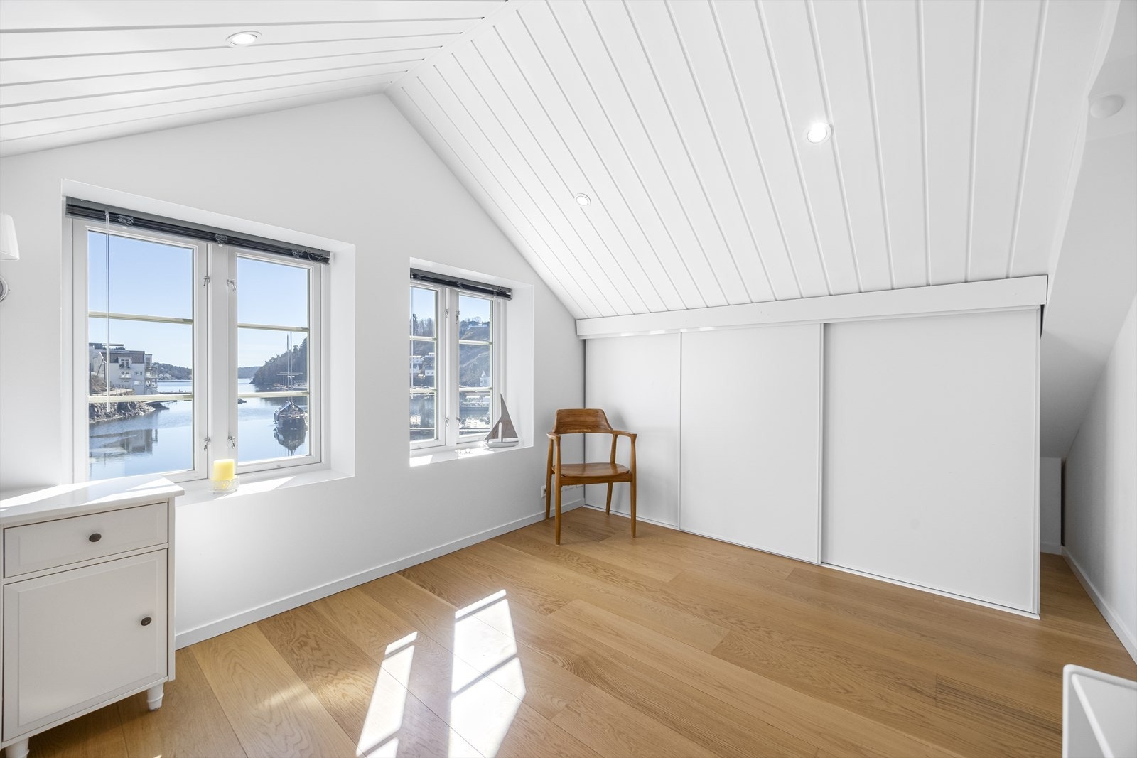 Romslig soverom i loftsetasje, også her er det skyvedørsgarderobe. Nydelig utsikt herfra. Galleribilde