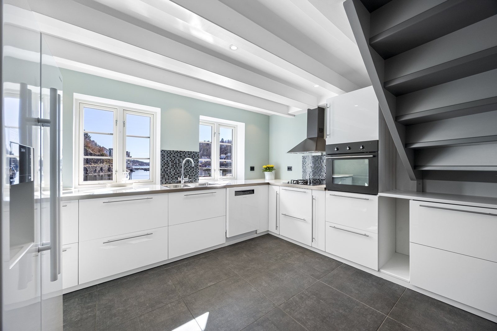 Hvitt, pent kjøkken hvor hvitevarer medfølger handelen. Galleribilde