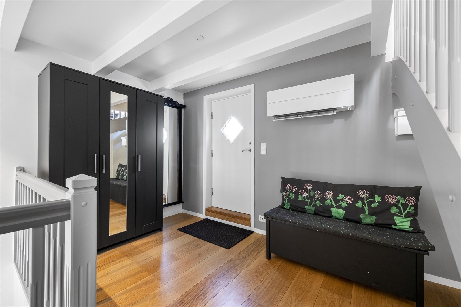 Gang i 2. etasje med utgang til husets bakside. Her er det installert nyere varmepumpe. Galleribilde